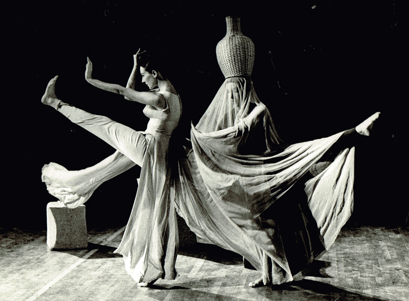 לשונות אש רנה שינפלד ולינדה הודס. צלם לא ידוע