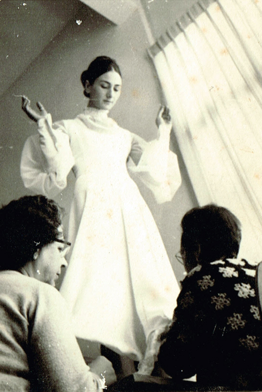 יהודית לוי רנה שינפלד ויהודית לוי התופרת - צלם לא ידוע