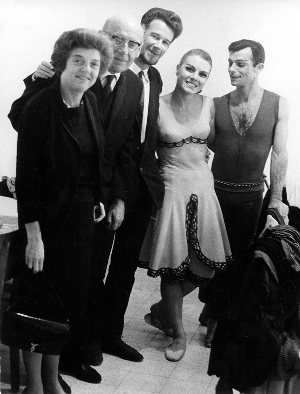 האירוסין מאחורי הקלעים בערב הבכורה: שמעון בראון, רות לרמן, נורמן מוריס, פאול בן חיים והברונית בת־שבע דה רוטשילד. צילום: יעקב אגור