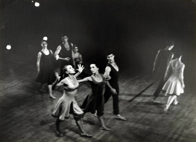 האירוסין עם הגב: דני בינסטד וגליה גת. במרכז: רחמים רון, רינה גלוק, רות לרמן, אהובה ענברי, משה רומנו ונורית שטרן. צילום: יעקב אגור