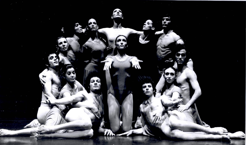 עמי-ים, עמי-יער במרכז: נורית שטרן, מימין: היו אפט, גבי בר, יאיר לי, אהוד בן דוד, איב ולסטרום, רנה שינפלד, אסתר נדלר, רובר פומפר, יעל לביא, יאיר ורדי, לורי פרידמן, רחמים רון  - צלם לא ידוע