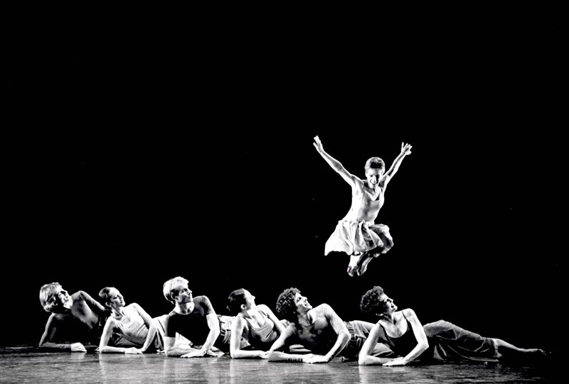 Esplanade In the air: Nira Triffon. Philip Salvatori, Graciela Kozak, David Dvir, Iris Lahad, Richard Orbach, Shula Botney - Photo: Yoram Rubin