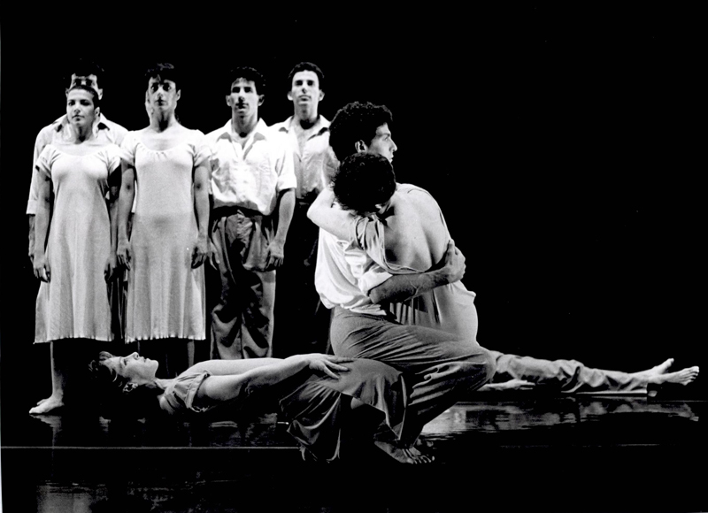 Tabula Rasa Back: Shai Gottesman, Daniela Slavik, Orit Kenan, Natan Gardah, Itzik Galili. Front: Nira Triffon, Erez Lotan, Shula Botney -  Photo: Yoram Rubin